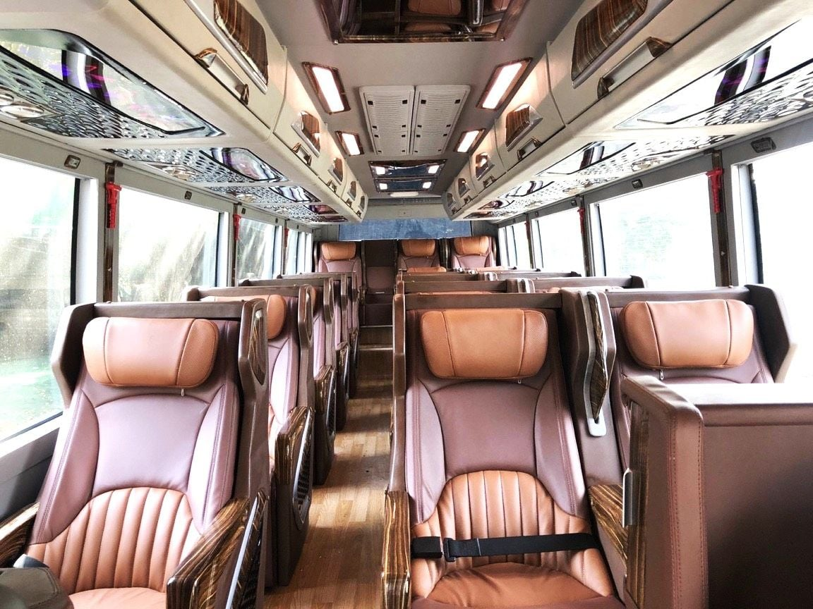 Thuê Xe Limousine 18 Chỗ TPHCM – Trải Nghiệm Đẳng Cấp, Tiện Nghi Và An Toàn