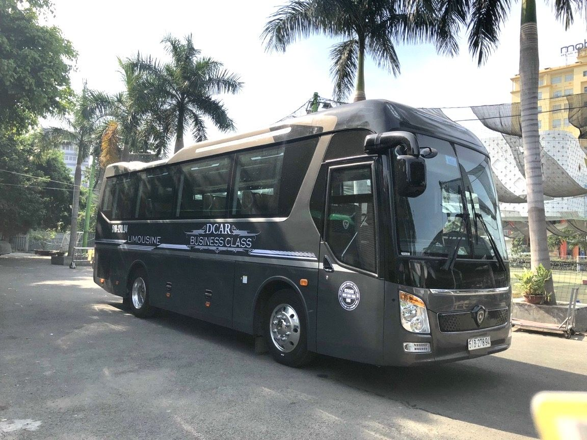 Thuê Xe Limousine 18 Chỗ TPHCM – Trải Nghiệm Đẳng Cấp, Tiện Nghi Và An Toàn